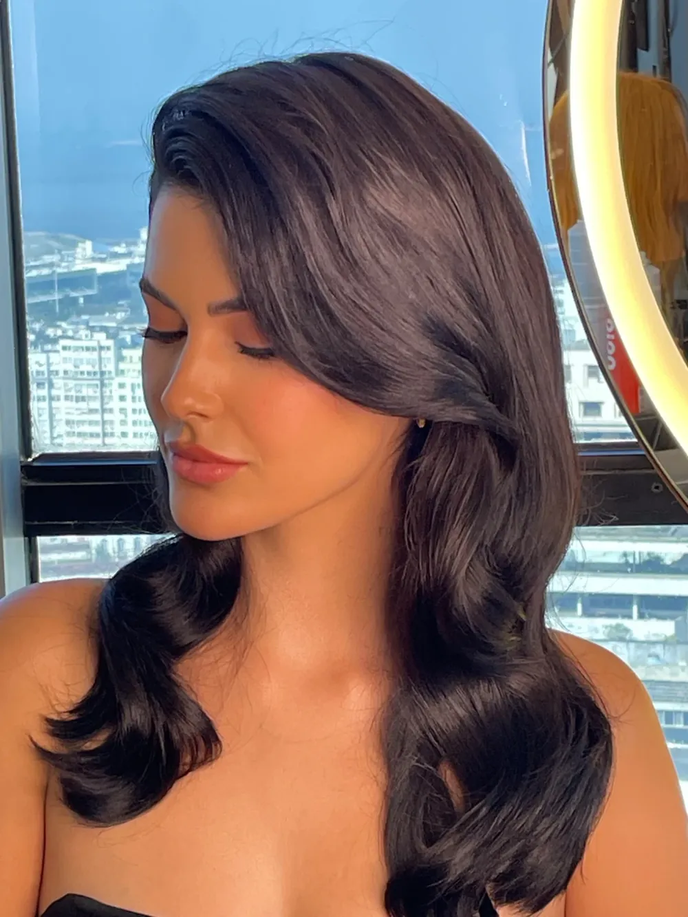 Ondas definidas e maquiagem em tons suaves