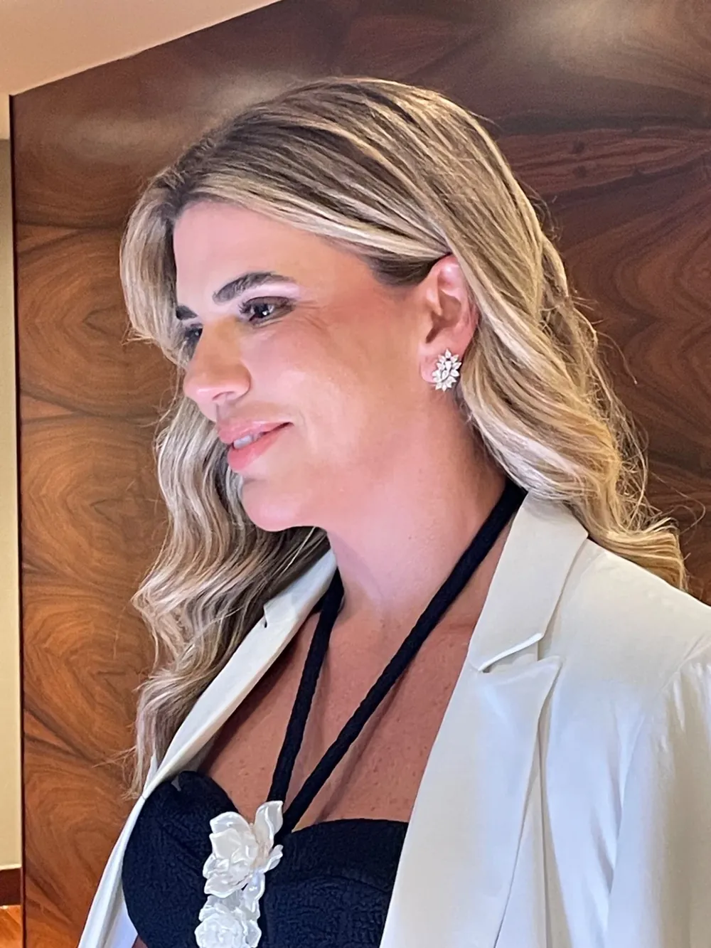 Produção com ondas suaves e blazer branco